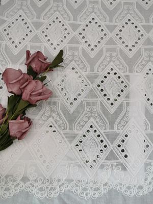 ダイヤモンド パターン レース アイレット白い綿のBroderieの生地