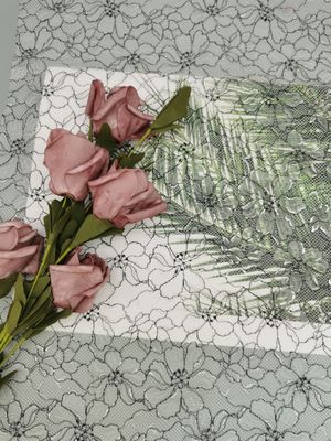 スイスの花ポリエステル レースのトリムの銀製の対照の刺繍をくまなく142CM