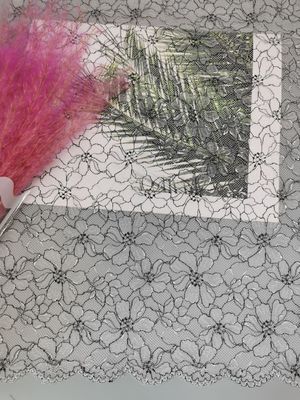 スイスの花ポリエステル レースのトリムの銀製の対照の刺繍をくまなく142CM