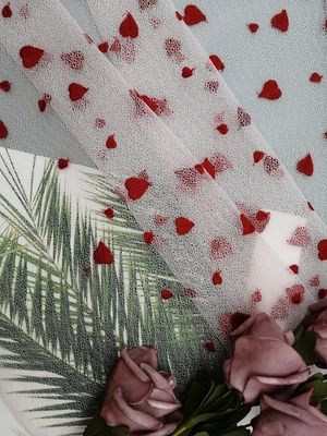 刺繍されるアゾの自由な女の子の赤い中心は生地のイブニング・ドレスをひもで締める