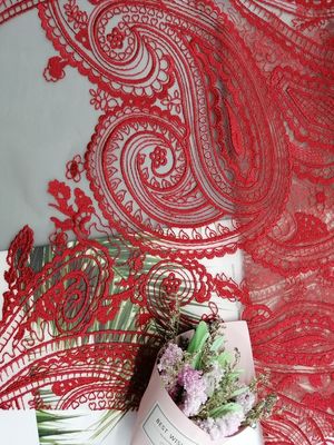 赤いテュルは花嫁の服の刺繍のペーズリーのレースの生地を一致させる