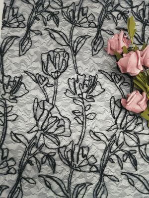 刺繍3Dの花のレースの生地の花のテュルの束ねられた黒い網