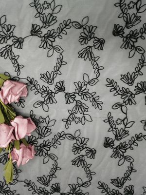 黒いレースの生地の銀のテュルの網をくまなく花によって束ねられる刺繍