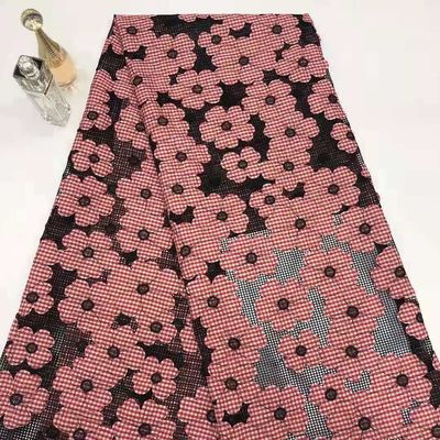 レーザーは花のレースのアップリケ刺繍の生地の網を切った