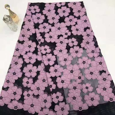 レーザーは花のレースのアップリケ刺繍の生地の網を切った