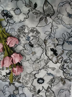 125CMの花のレースのスパンコールは服のブラウスのための生地を刺繍した