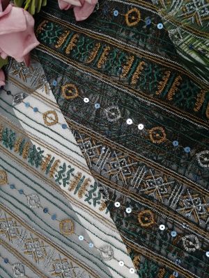 幾何学的なパターンは着色された刺繍の生地のスパンコールのボイルをひもで締める