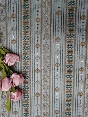 幾何学的なパターンは着色された刺繍の生地のスパンコールのボイルをひもで締める
