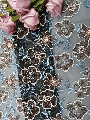 花のレースは刺繍の生地の女性の衣服の布を着色した