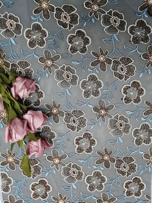 花のレースは刺繍の生地の女性の衣服の布を着色した