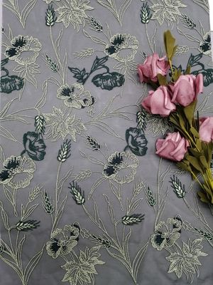 刺繍されたテュルのメッシュ生地の庭の花のレースの寝具の布