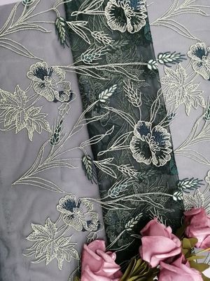 刺繍されたテュルのメッシュ生地の庭の花のレースの寝具の布