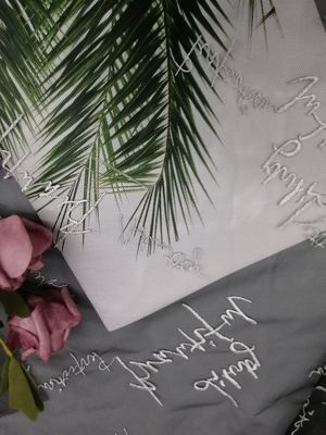 多彩なボイルのレースはテュルのメッシュ生地を刺繍した