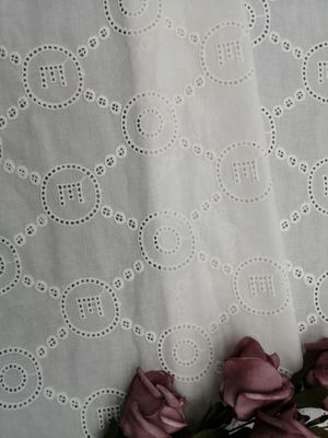 手紙パターン レースはアイレット生地の赤ん坊の服の布を刺繍した