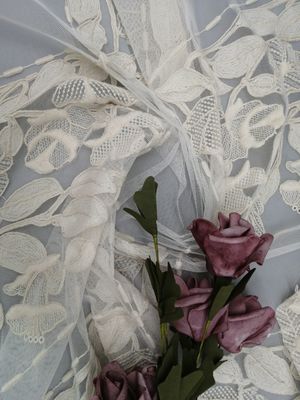 ベージュ綿の刺繍によって束ねられる生地のベッドの花のテュルの布