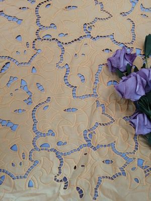 100%の綿はアイレット生地レーザーを切ったとかされた綿布を刺繍した