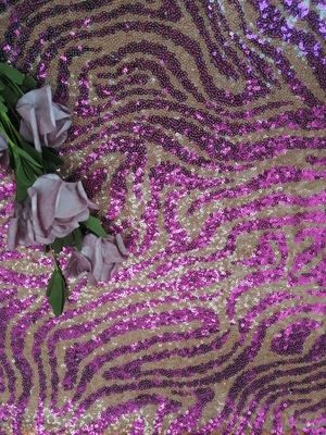 トラ パターン動物の設計はスパンコールのレースの生地の紫色色を刺繍した