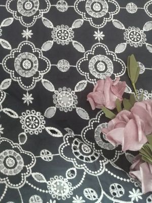 女性のためのGarment種族の刺繍されたアイレット生地の対照色のレース
