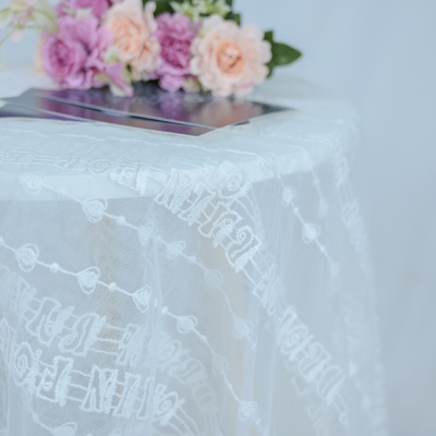 白いテュルの網の刺繍のウェディング ドレスの生地125cmの幅