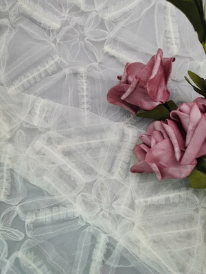 白いかぎ針編みのレースの生地3Dの花のレースの生地の網の束ねる刺繍