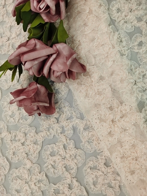 ピンク3Dの花のかぎ針編みのレースの生地は上塗を施してある刺繍の子供を服を着せるレースに失敗させる