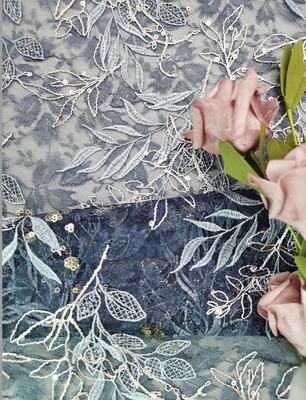 刺繍される青いテュルはスパンコールが付いている生地の花のレースをひもで締める