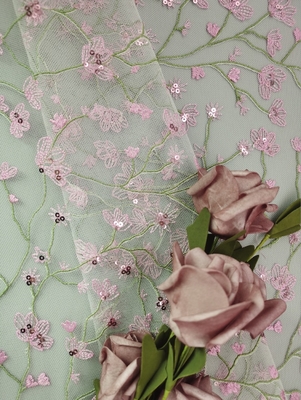 服のためのピンクの花のレースの生地OEMの刺繍3Dのスパンコールのレースの生地