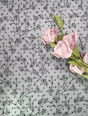 空想テュルはレースの生地の黒の花の刺繍された生地を群がらせた