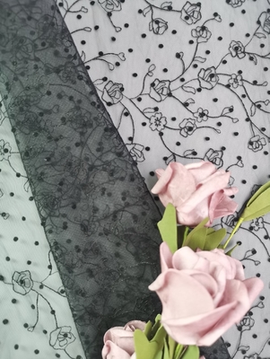 空想テュルはレースの生地の黒の花の刺繍された生地を群がらせた