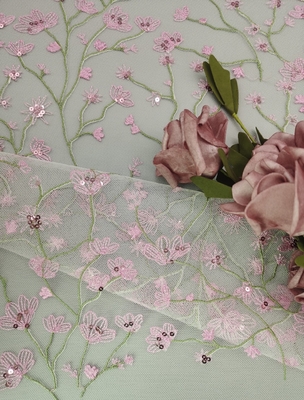 服のためのピンクの花のレースの生地OEMの刺繍3Dのスパンコールのレースの生地