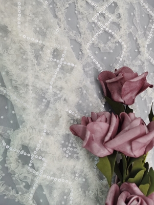 3D花のスパンコールは生地のスパンコールが付いている花嫁の純テュルのレースの生地を刺繍した