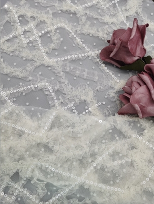3D花のスパンコールは生地のスパンコールが付いている花嫁の純テュルのレースの生地を刺繍した