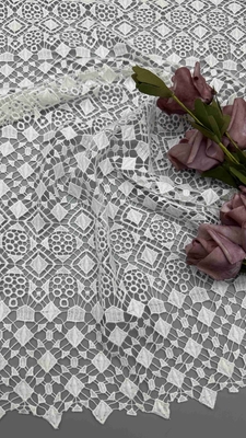 女性の衣類のための白いGeoの化学刺繍されたレースの生地を離れて多100%