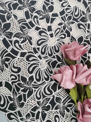 レーザーの花パターンは黒く白い2調子のレースの生地を114cm刺繍した