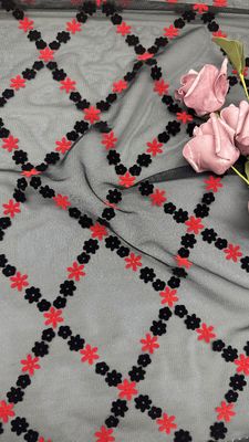 小さな花のバラと黒の群がったメッシュレース、ガウン用にカスタマイズされた高品質