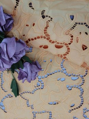 100%の綿はアイレット生地レーザーを切ったとかされた綿布を刺繍した