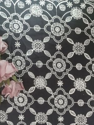 女性のためのGarment種族の刺繍されたアイレット生地の対照色のレース