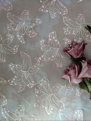 ピンク色は刺繍されたレースの生地の花のテュルの網のテーブルのランナーを印刷した
