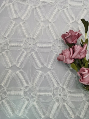 白いかぎ針編みのレースの生地3Dの花のレースの生地の網の束ねる刺繍