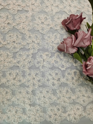 ピンク3Dの花のかぎ針編みのレースの生地は上塗を施してある刺繍の子供を服を着せるレースに失敗させる