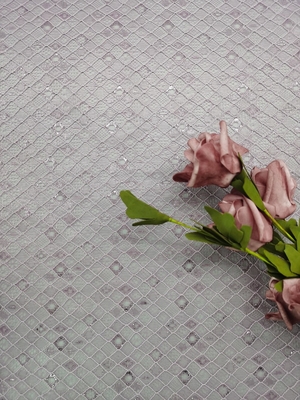 刺繍される紫色色は生地のダイヤモンドのタイプ格子パターン網をひもで締める